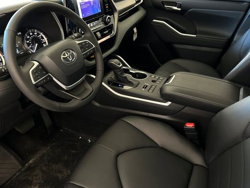 New 2026 Toyota Highlander XLE image 9