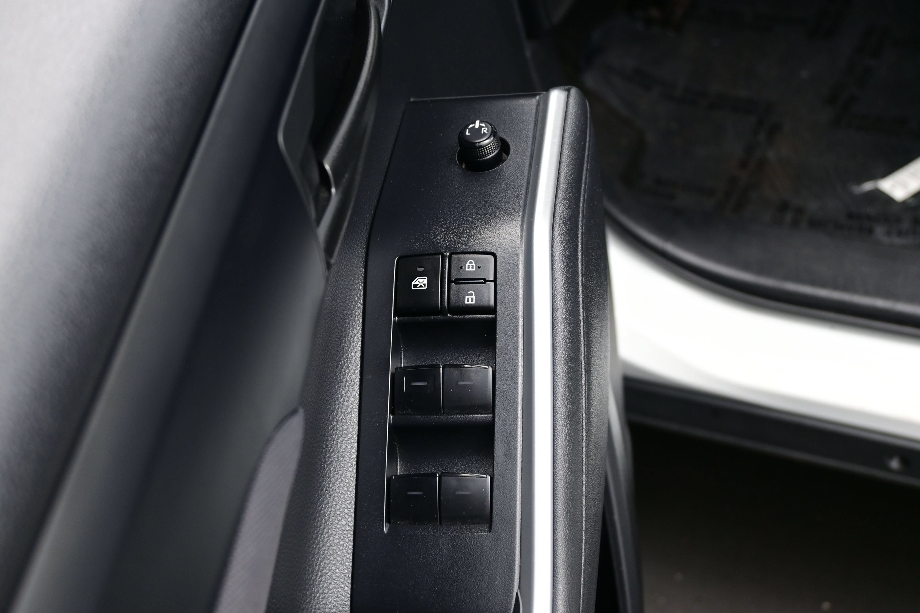 Used 2023 Toyota Highlander L AWD/4WD image 10