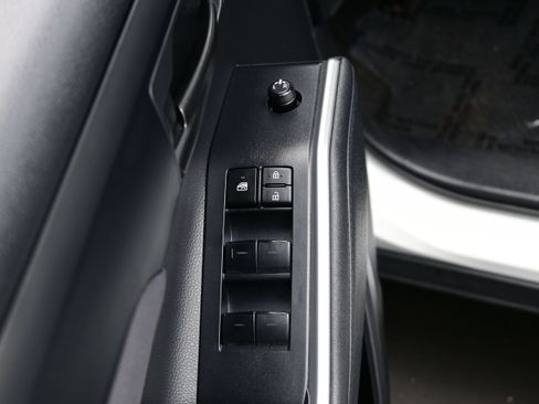 Used 2023 Toyota Highlander L AWD/4WD image 10
