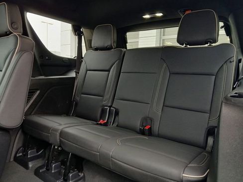 Certified 2022 GMC Yukon SLT w/ SLT Luxury Package image 13