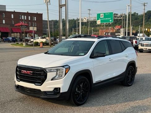 Used 2024 GMC Terrain SLT w/ Infotainment Package II AWD/4WD image 2