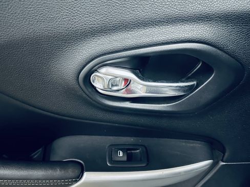 Used 2018 Jeep Cherokee Latitude Plus FWD image 37