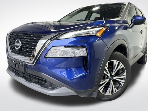 Used 2023 Nissan Rogue SV image 2