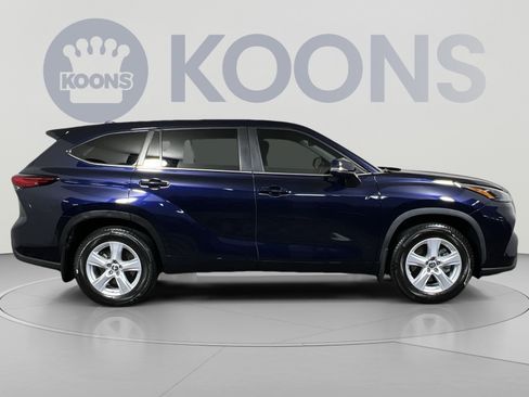Used 2023 Toyota Highlander LE AWD/4WD image 12