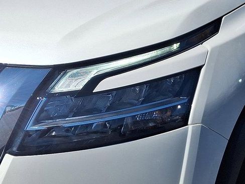 Used 2024 Nissan Pathfinder Platinum image 9