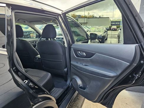 Used 2017 Nissan Rogue SV image 12