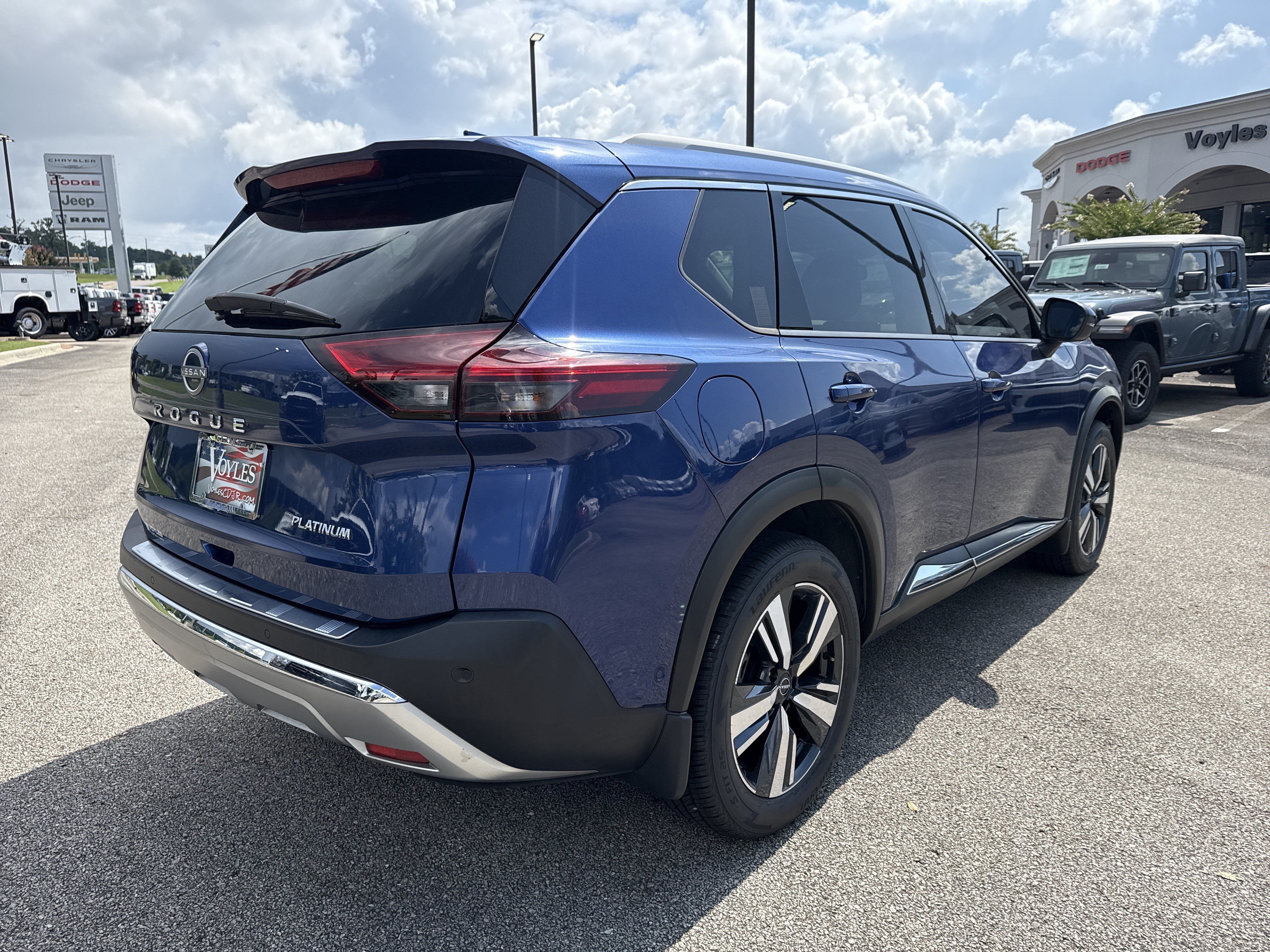 Used 2023 Nissan Rogue Platinum FWD image 7