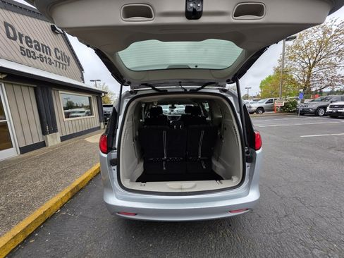 Used 2022 Chrysler Voyager LX FWD image 9