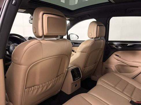 Certified 2023 Porsche Macan S AWD/4WD image 25