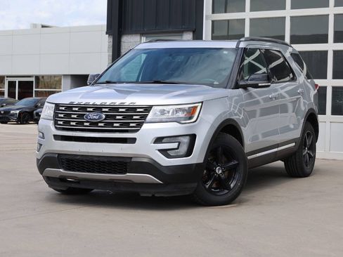 Used 2017 Ford Explorer XLT w/ Equipment Group 202A AWD/4WD image 3