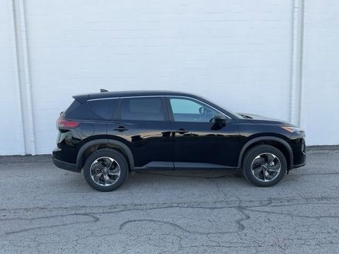 Used 2025 Nissan Rogue SV image 3