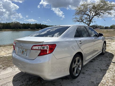 Used 2014 Toyota Camry SE w/ Moonroof Package image 6