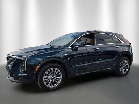 Used 2025 Cadillac XT4 Premium Luxury FWD image 3