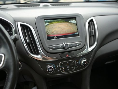 Used 2019 Chevrolet Equinox LT w/ Driver Convenience Package FWD image 2