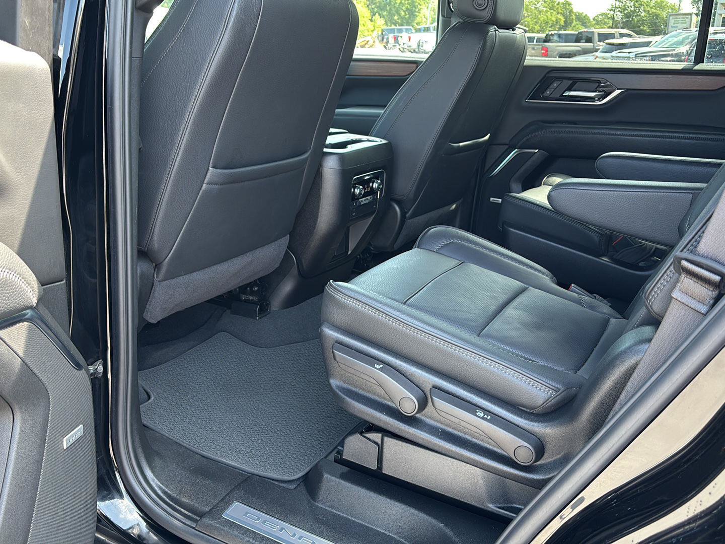 Used 2025 GMC Yukon Denali AWD/4WD image 19