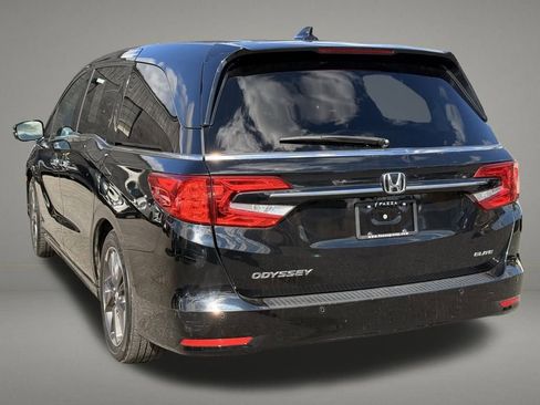 Used 2023 Honda Odyssey Elite image 3