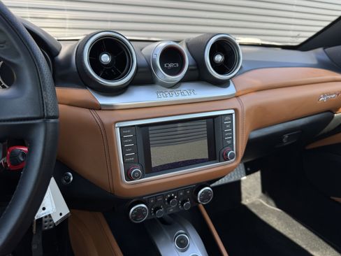 Used 2017 Ferrari California T image 33
