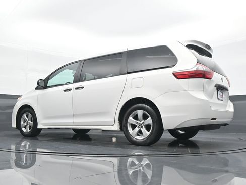Used 2020 Toyota Sienna L image 18
