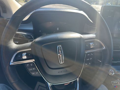 Used 2022 Lincoln Nautilus FWD w/ Premium Package image 20