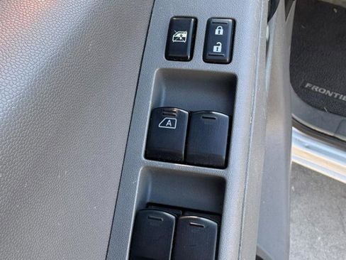 Used 2016 Nissan Frontier SV image 11