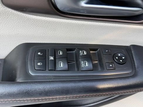 Used 2019 Chrysler Pacifica Touring-L FWD image 18