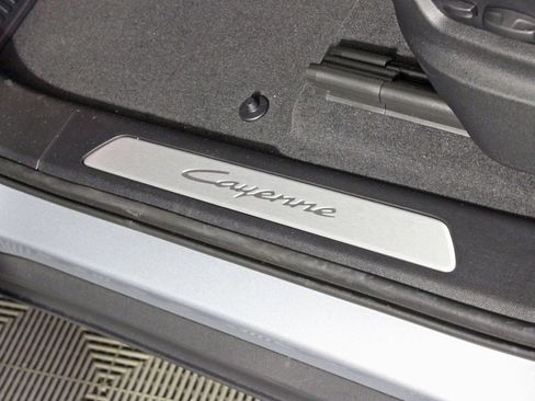 Certified 2025 Porsche Cayenne AWD/4WD image 18
