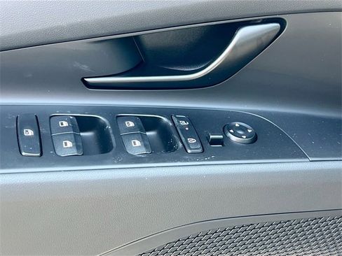 New 2025 Hyundai Elantra SEL image 18