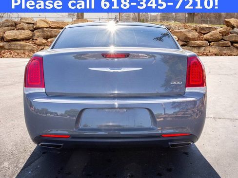 Used 2018 Chrysler 300 Touring L image 4