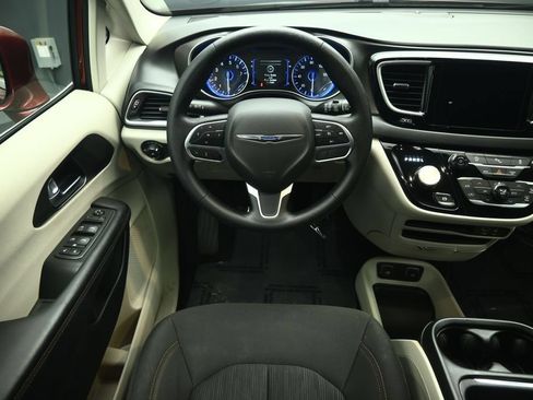Used 2020 Chrysler Pacifica Touring w/ Tire & Wheel Group FWD image 5