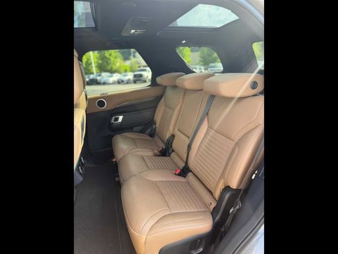 Used 2024 Land Rover Discovery Metropolitan Edition AWD/4WD image 12