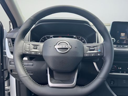 Used 2026 Nissan Rogue SV FWD image 17