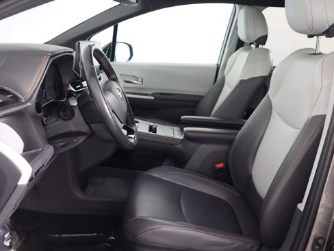 Used 2022 Toyota Sienna XSE image 19