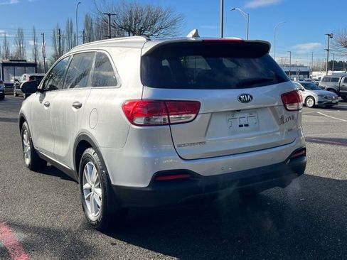 Used 2016 Kia Sorento LX w/ LX Convenience Package image 9
