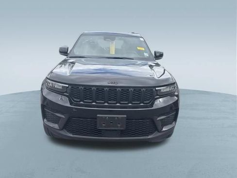 Used 2022 Jeep Grand Cherokee Altitude AWD/4WD image 2
