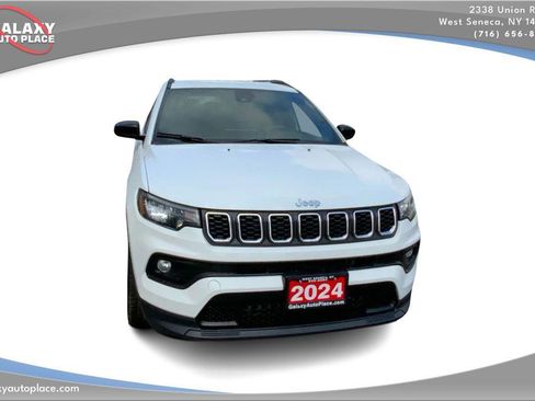 Used 2024 Jeep Compass Latitude AWD/4WD image 3