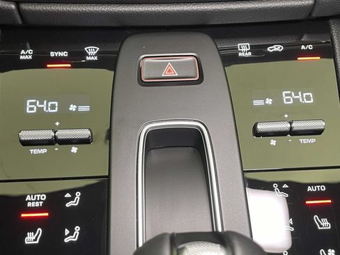 Certified 2025 Porsche Macan AWD/4WD image 33