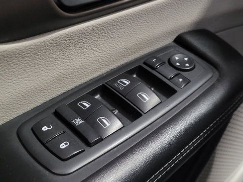 Used 2020 Chrysler Voyager L FWD image 27