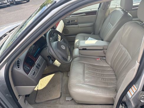 Used 2004 Lincoln Town Car Signature RWD image 5