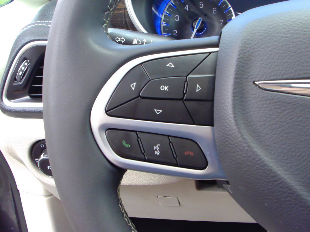 Used 2023 Chrysler Pacifica Limited FWD image 17