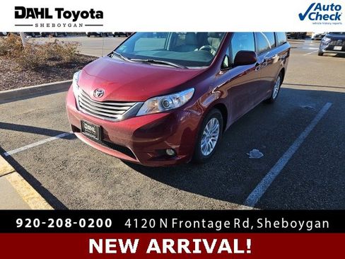 Used 2013 Toyota Sienna XLE image 1