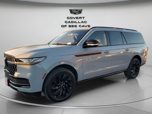 Used 2025 Lincoln Navigator L Reserve w/ Jet Appearance Package image 3