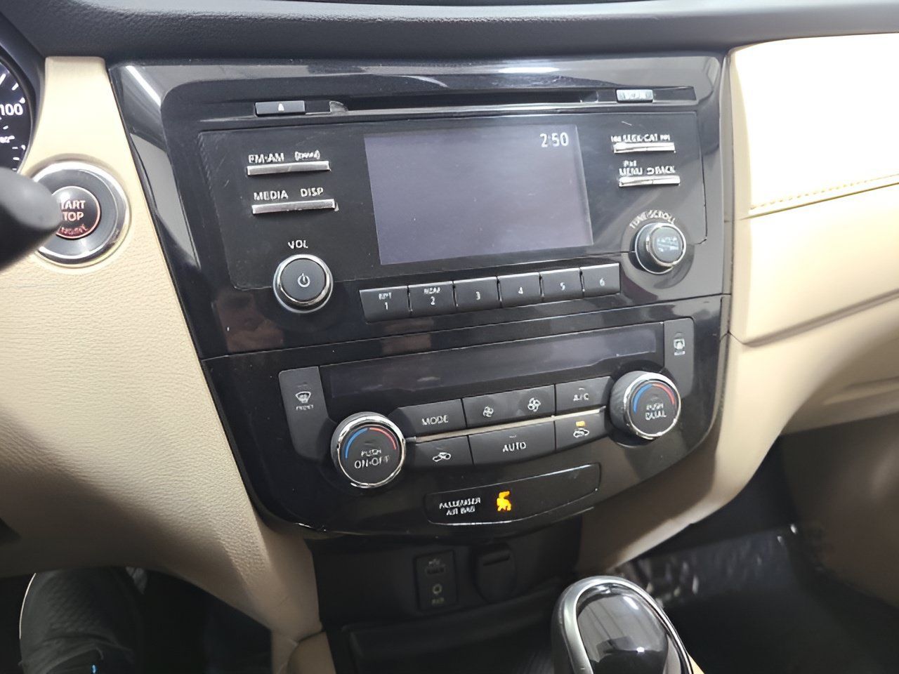 Used 2017 Nissan Rogue SV AWD/4WD image 28