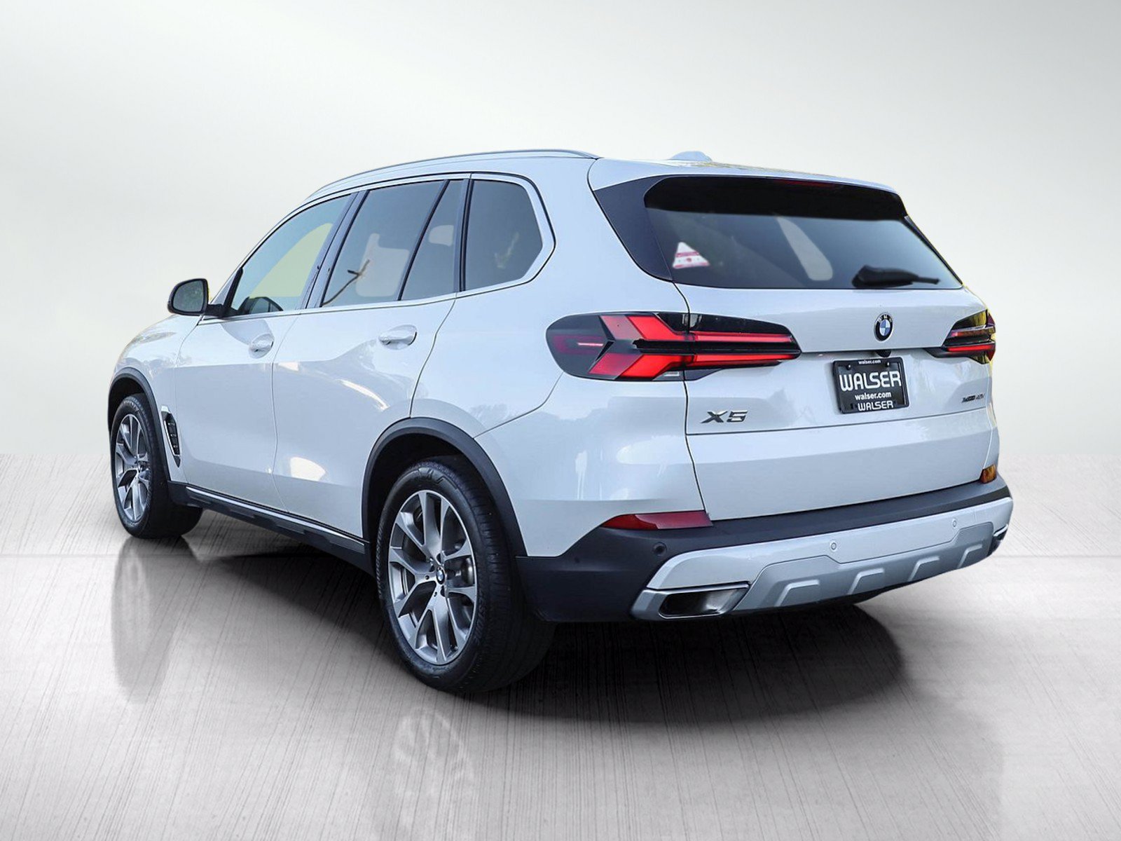 Used 2024 BMW X5 xDrive40i AWD/4WD image 3