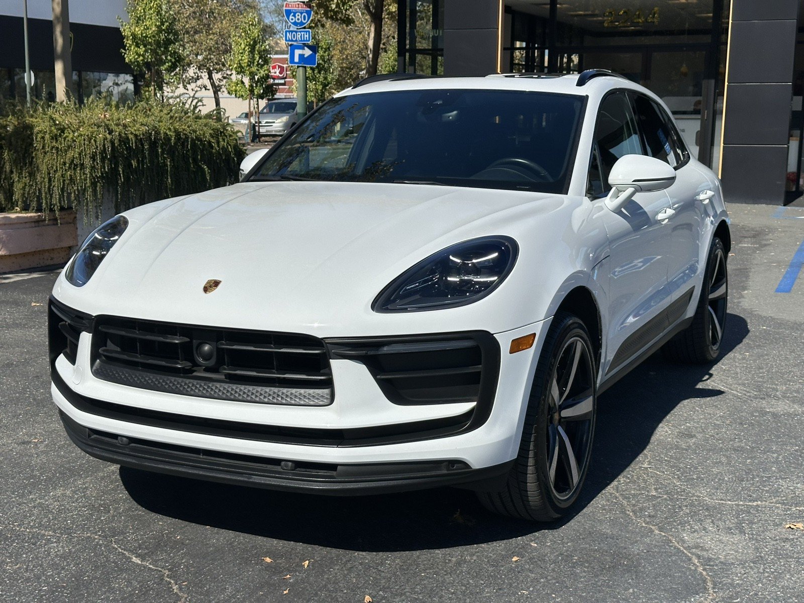 Used 2023 Porsche Macan AWD/4WD image 4