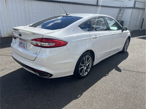 Used 2017 Ford Fusion SE w/ Equipment Group 201A image 7