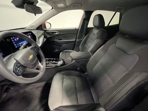 Used 2024 Chevrolet Trax LT FWD image 3