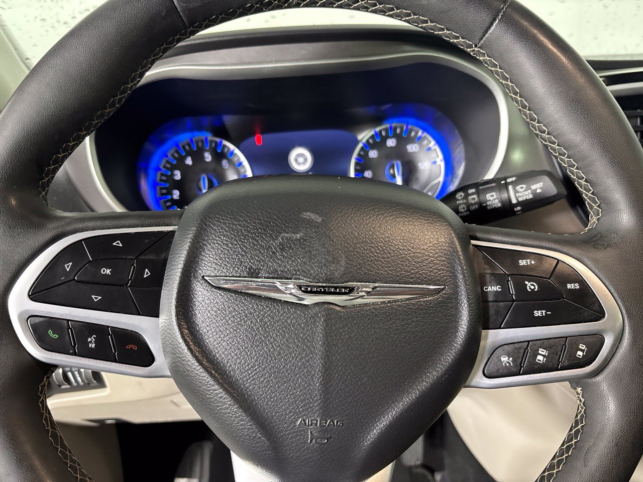 Used 2024 Chrysler Pacifica Touring-L FWD image 10