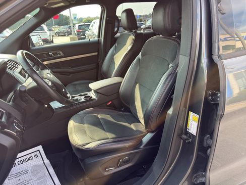Used 2018 Ford Explorer XLT w/ Equipment Group 202A FWD image 10