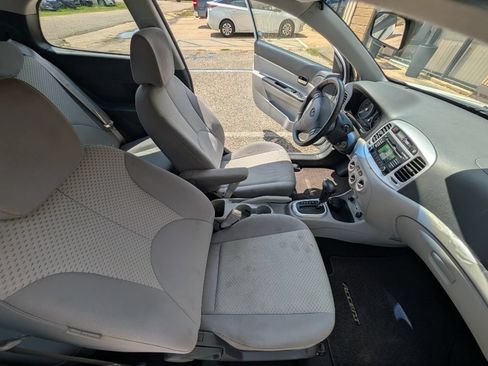 Used 2011 Hyundai Accent SE FWD image 8
