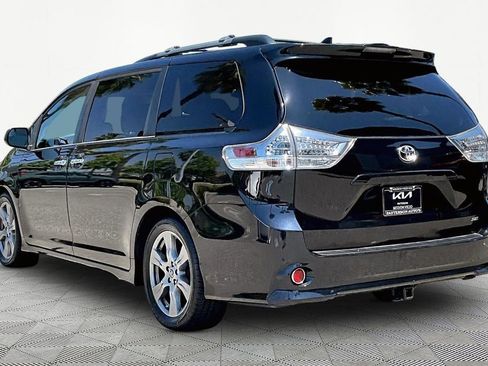 Used 2019 Toyota Sienna SE FWD image 6